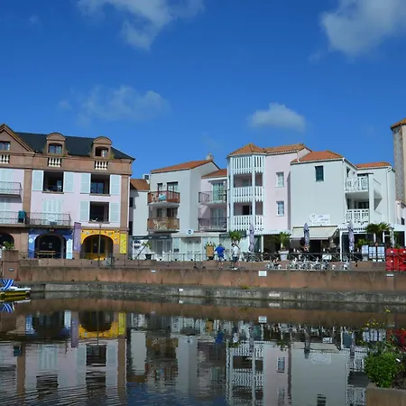 A Port Bourgenay, Vue Sur Lac, Au Pied D'un Parc Aquatique *