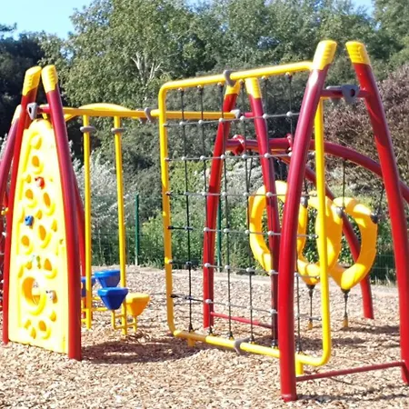 A Port Bourgenay, Vue Sur Lac, Au Pied D'un Parc Aquatique *