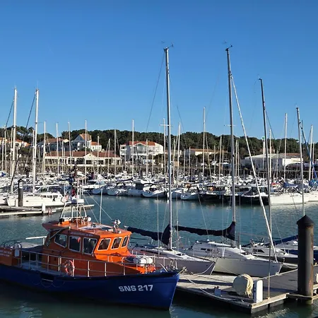 A Port Bourgenay, Vue Sur Lac, Au Pied D'un Parc Aquatique