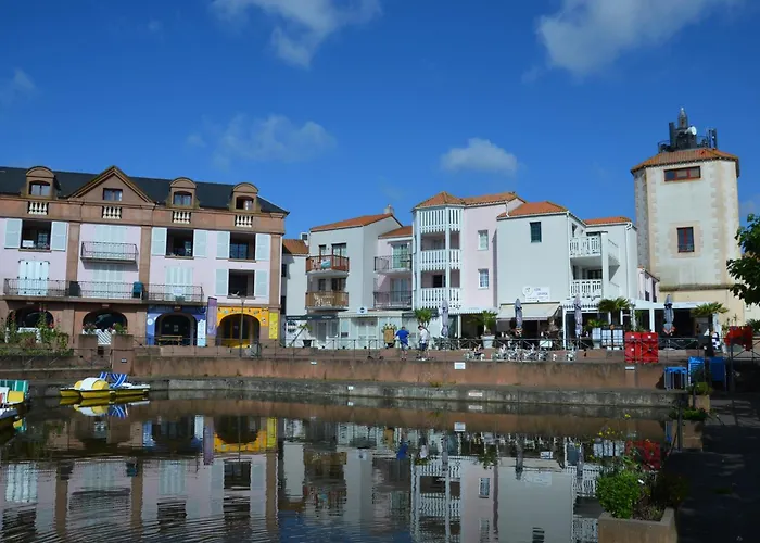A Port Bourgenay, Vue Sur Lac, Au Pied D'un Parc Aquatique *