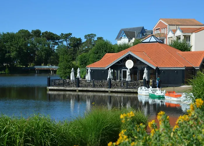 A Port Bourgenay, Vue Sur Lac, Au Pied D'un Parc Aquatique *