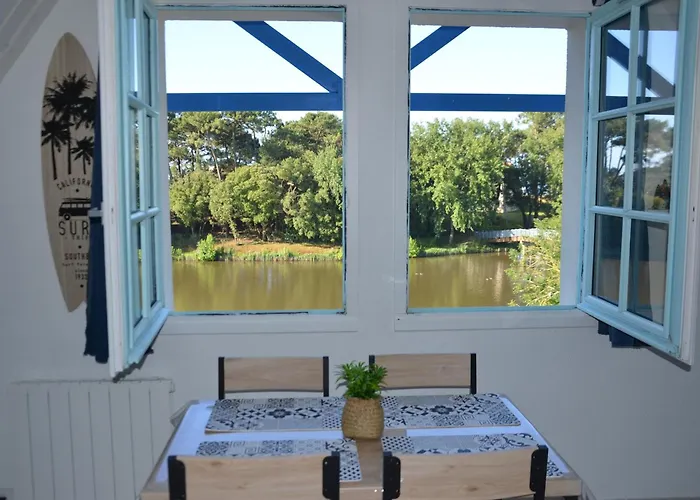 A Port Bourgenay, Vue Sur Lac, Au Pied D'un Parc Aquatique *