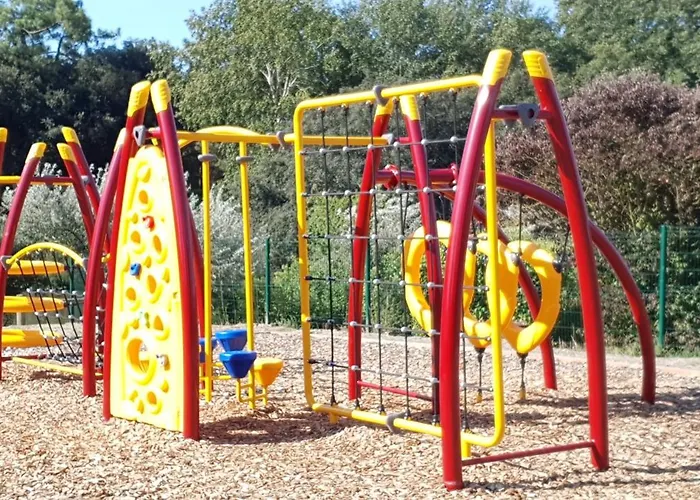 A Port Bourgenay, Vue Sur Lac, Au Pied D'un Parc Aquatique *