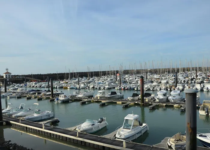 A Port Bourgenay, Vue Sur Lac, Au Pied D'un Parc Aquatique