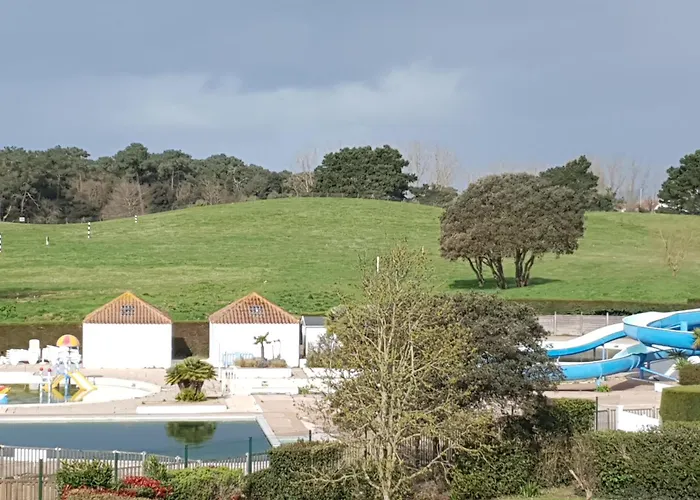 A Port Bourgenay, Vue Sur Lac, Au Pied D'un Parc Aquatique *