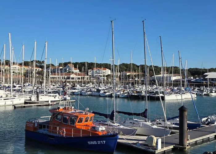 A Port Bourgenay, Vue Sur Lac, Au Pied D'un Parc Aquatique